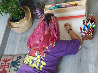 Niña pintando